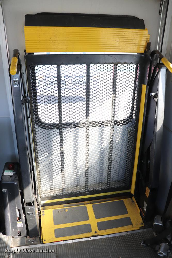 image for item EC9399 2006 Ford Econoline E450 shuttle bus