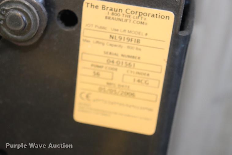 image for item EC9399 2006 Ford Econoline E450 shuttle bus