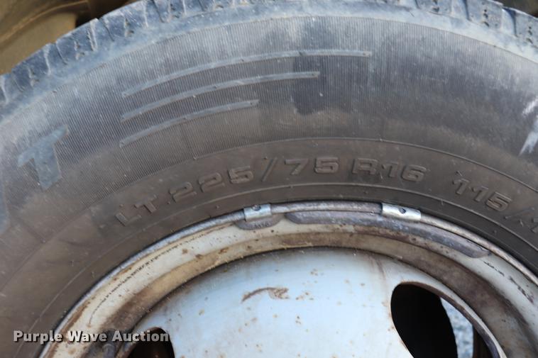 image for item EC9399 2006 Ford Econoline E450 shuttle bus