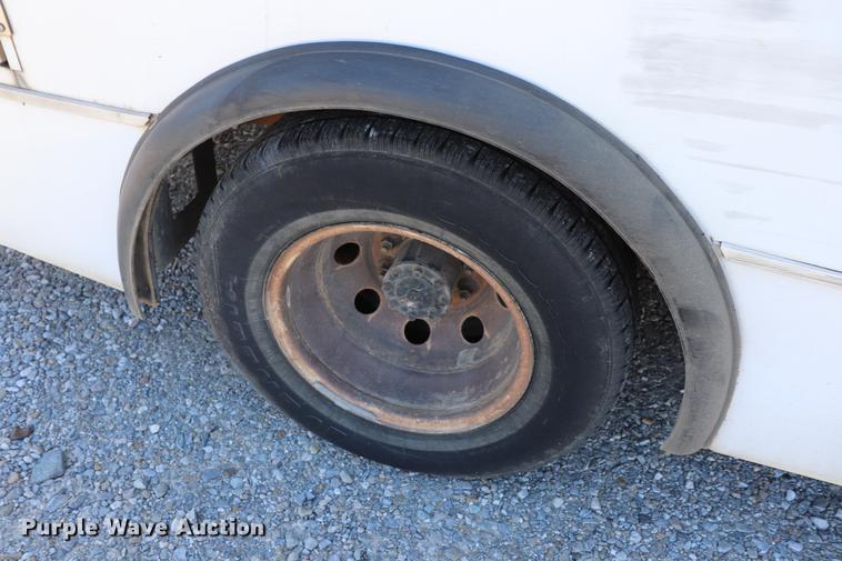 image for item EC9399 2006 Ford Econoline E450 shuttle bus