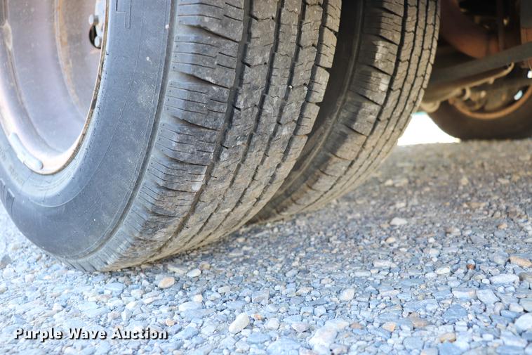 image for item EC9399 2006 Ford Econoline E450 shuttle bus