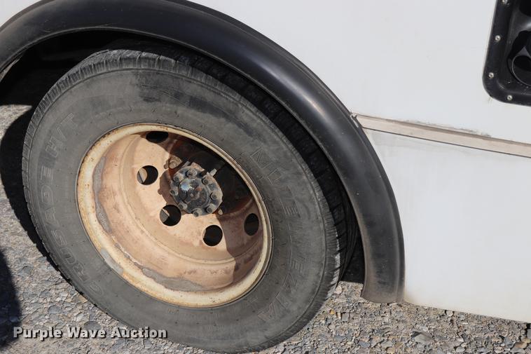 image for item EC9399 2006 Ford Econoline E450 shuttle bus