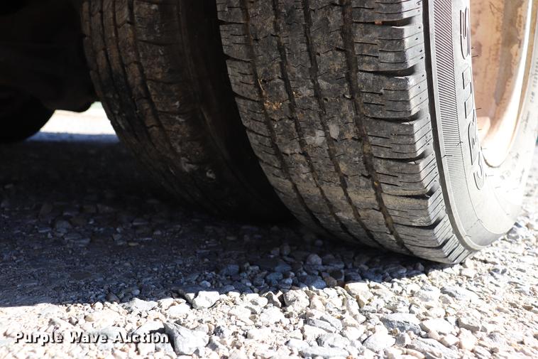 image for item EC9399 2006 Ford Econoline E450 shuttle bus