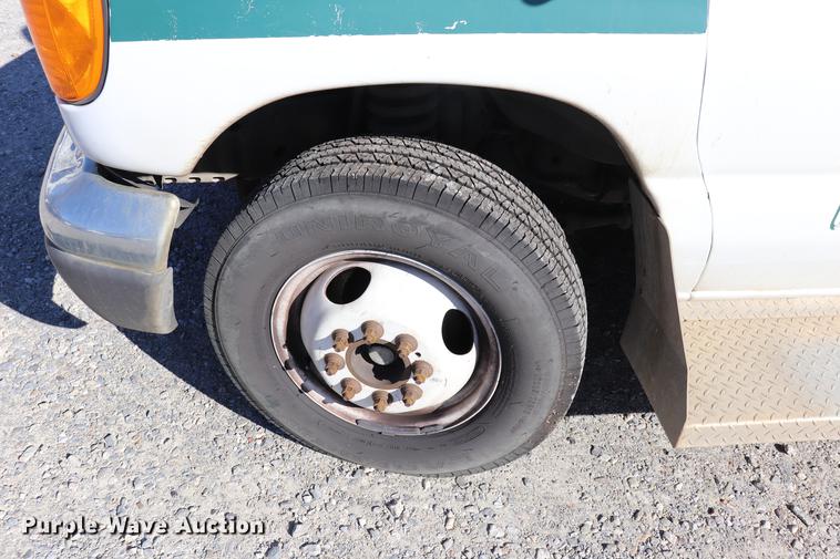 image for item EC9399 2006 Ford Econoline E450 shuttle bus