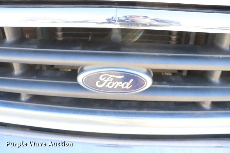 image for item EC9399 2006 Ford Econoline E450 shuttle bus