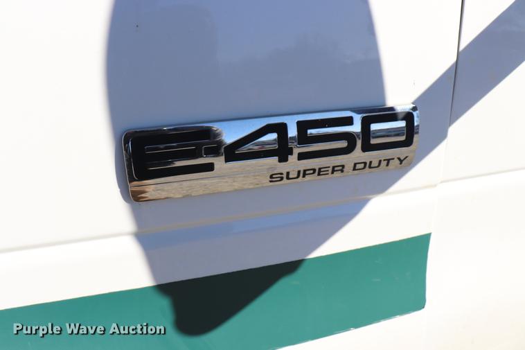 image for item EC9399 2006 Ford Econoline E450 shuttle bus