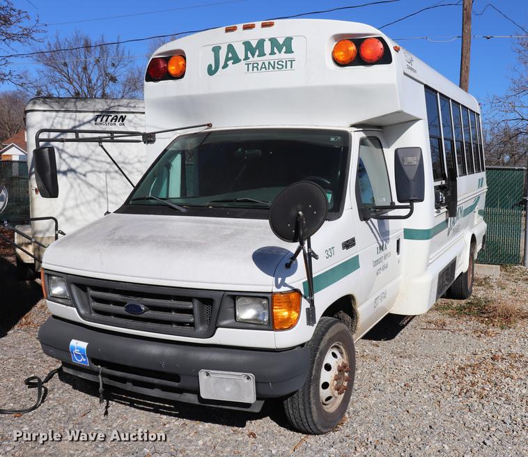 image for item EC9400 2005 Ford E450 shuttle bus