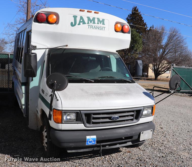 image for item EC9400 2005 Ford E450 shuttle bus