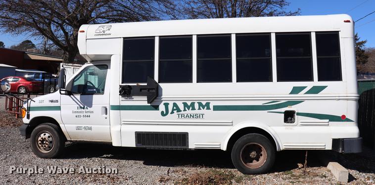 image for item EC9400 2005 Ford E450 shuttle bus