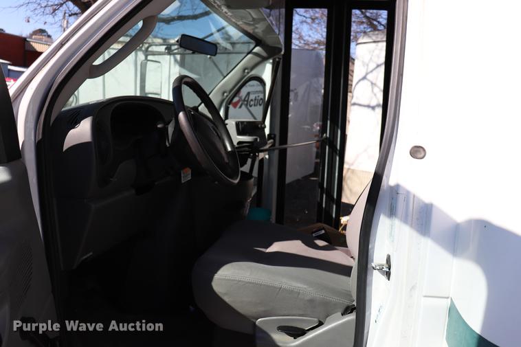 image for item EC9400 2005 Ford E450 shuttle bus