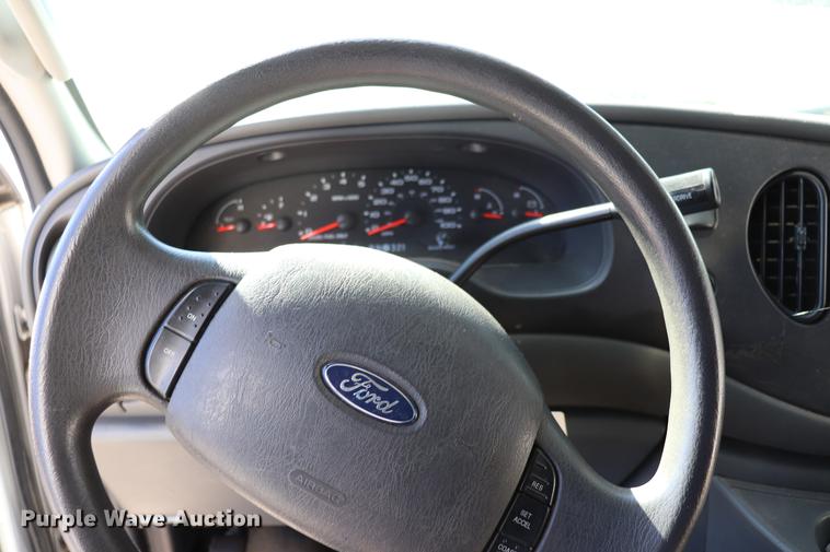 image for item EC9400 2005 Ford E450 shuttle bus
