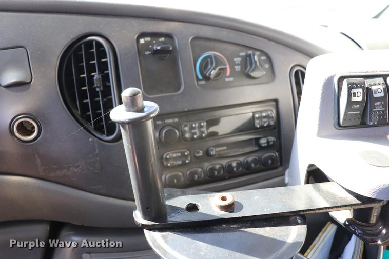 image for item EC9400 2005 Ford E450 shuttle bus