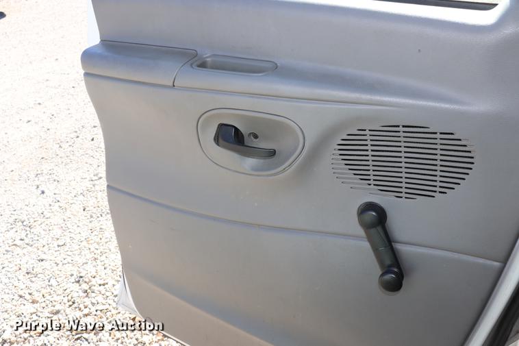 image for item EC9400 2005 Ford E450 shuttle bus