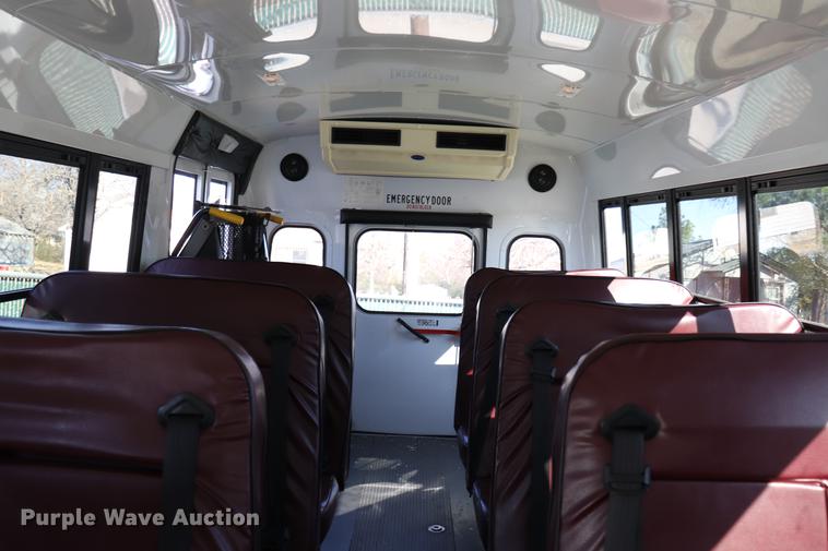 image for item EC9400 2005 Ford E450 shuttle bus