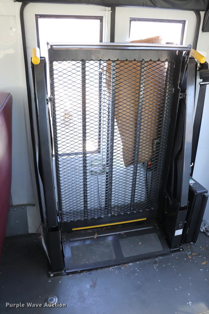 image for item EC9400 2005 Ford E450 shuttle bus