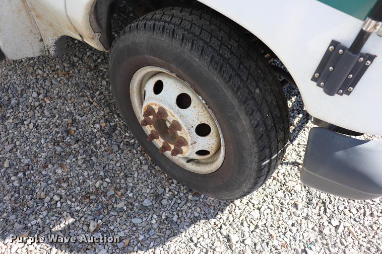 image for item EC9400 2005 Ford E450 shuttle bus