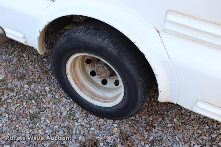 image for item EC9400 2005 Ford E450 shuttle bus