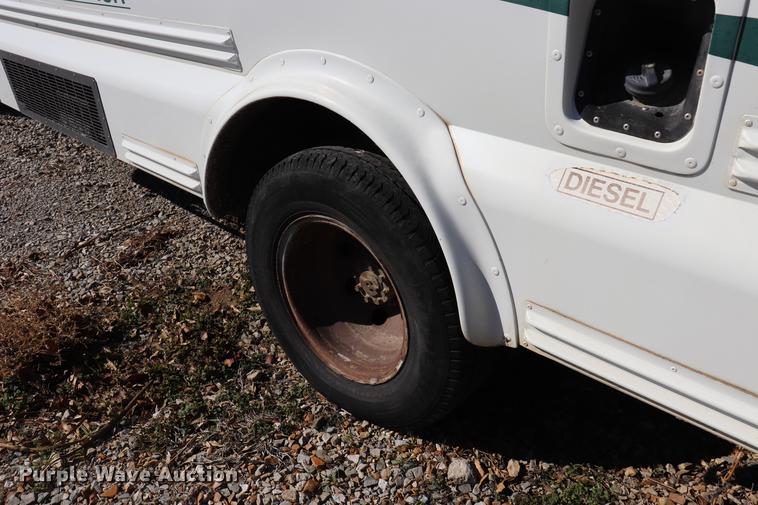 image for item EC9400 2005 Ford E450 shuttle bus