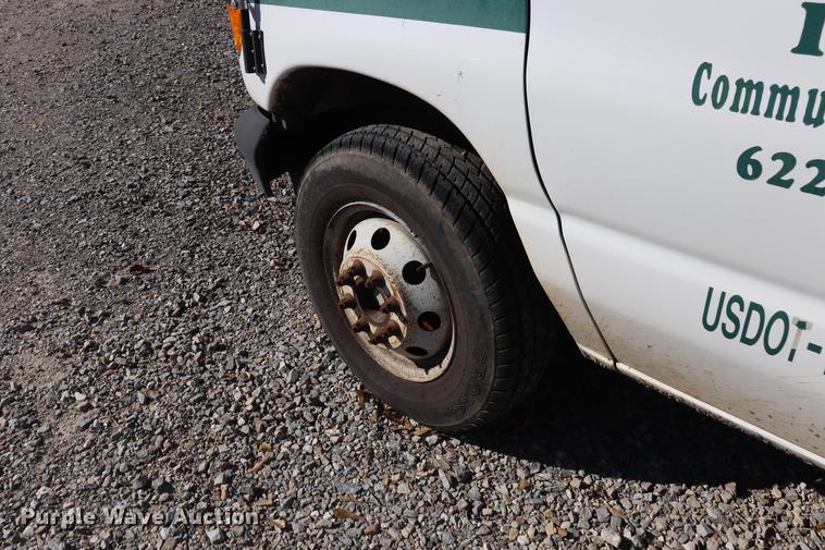 image for item EC9400 2005 Ford E450 shuttle bus