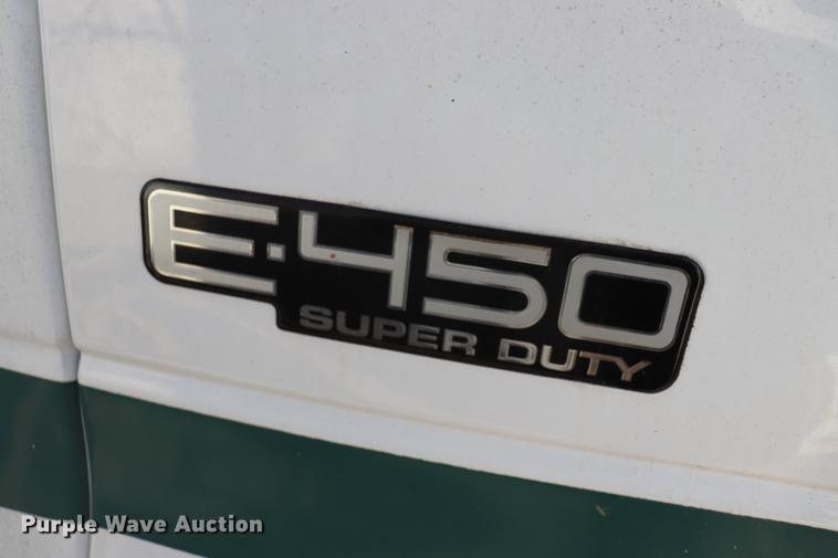 image for item EC9400 2005 Ford E450 shuttle bus