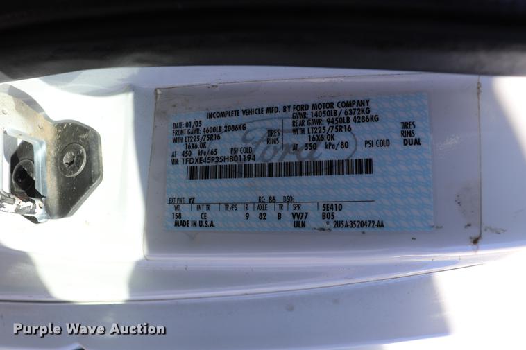 image for item EC9400 2005 Ford E450 shuttle bus