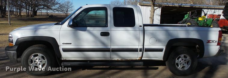 image for item EF9339 2001 Chevrolet Silverado 1500 Ext. Cab pickup truck