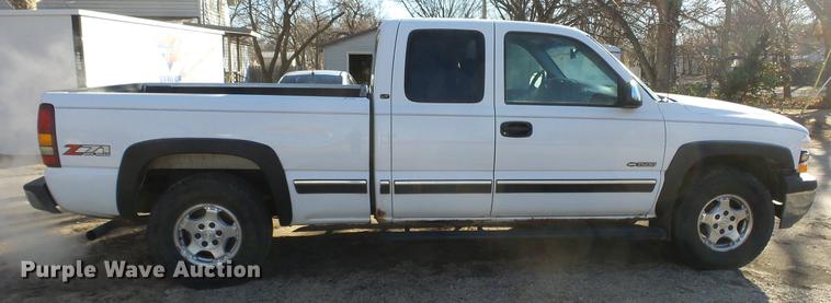 image for item EF9339 2001 Chevrolet Silverado 1500 Ext. Cab pickup truck