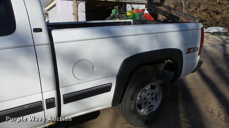 image for item EF9339 2001 Chevrolet Silverado 1500 Ext. Cab pickup truck