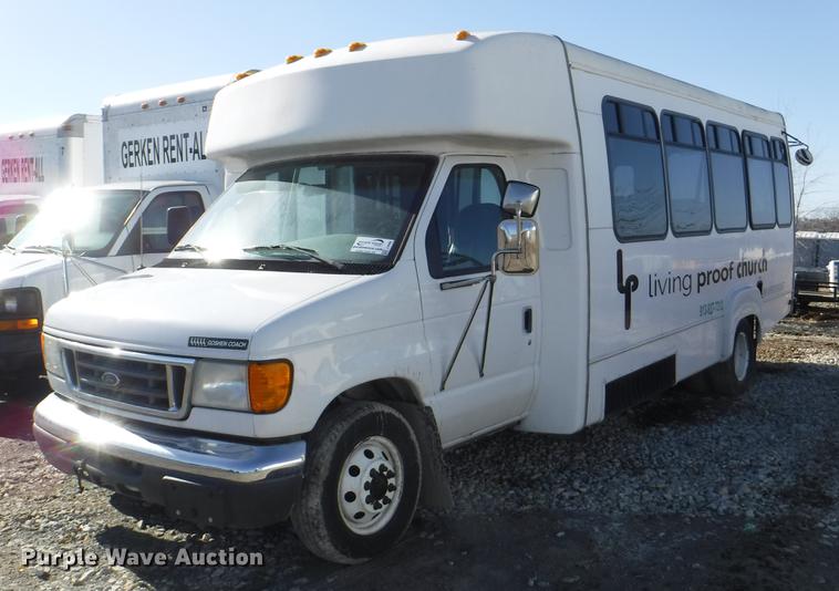image for item J5508 2005 Ford E450 shuttle bus
