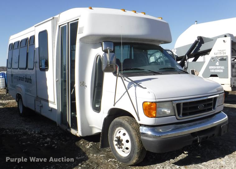image for item J5508 2005 Ford E450 shuttle bus