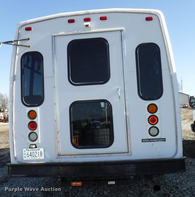 image for item J5508 2005 Ford E450 shuttle bus