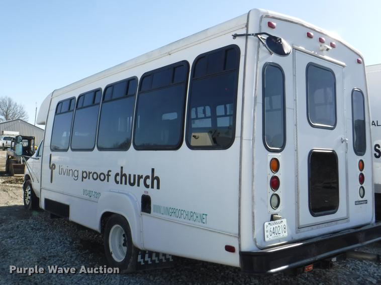 image for item J5508 2005 Ford E450 shuttle bus