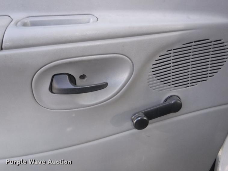 image for item J5508 2005 Ford E450 shuttle bus