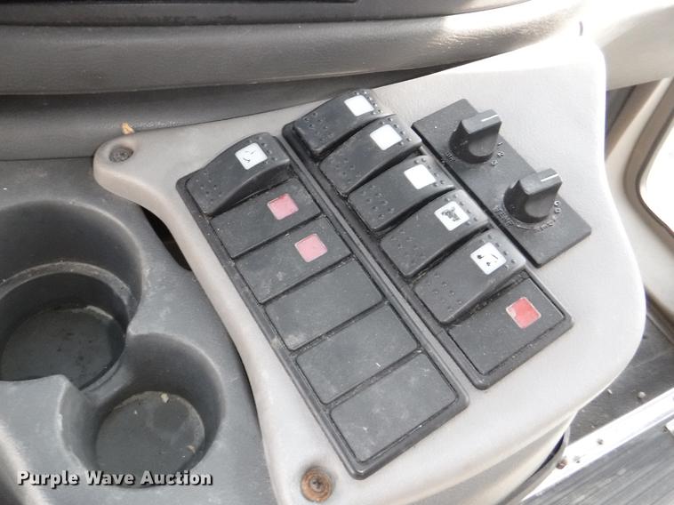 image for item J5508 2005 Ford E450 shuttle bus