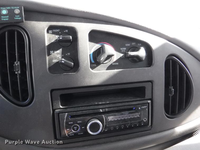 image for item J5508 2005 Ford E450 shuttle bus