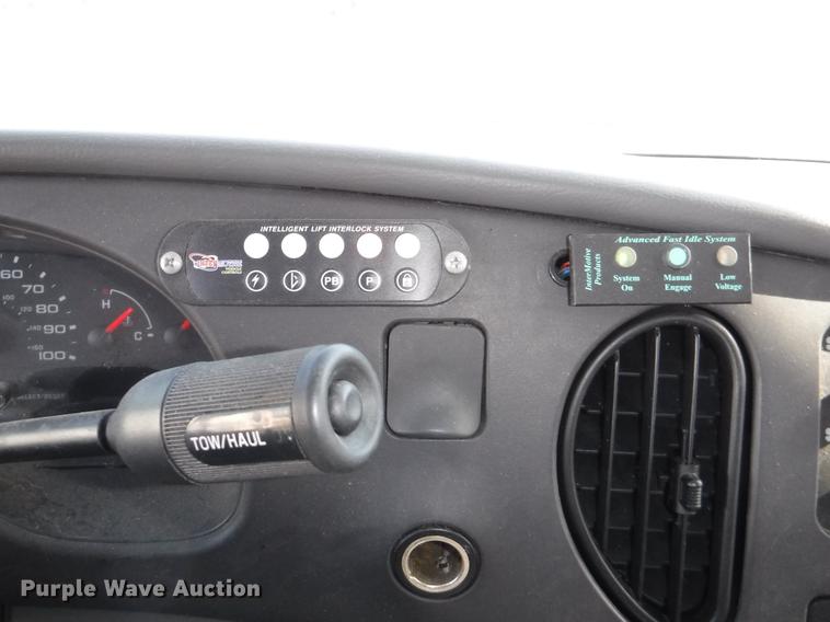 image for item J5508 2005 Ford E450 shuttle bus