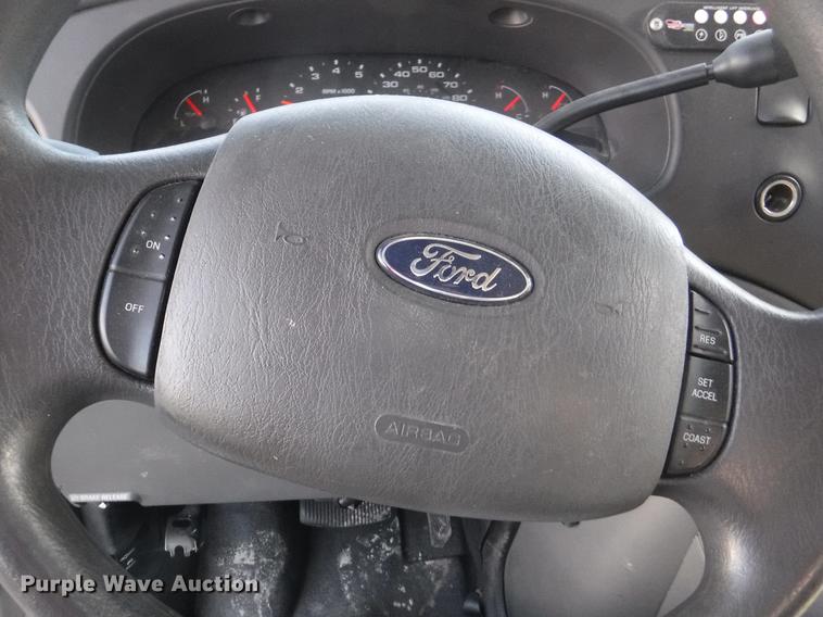 image for item J5508 2005 Ford E450 shuttle bus