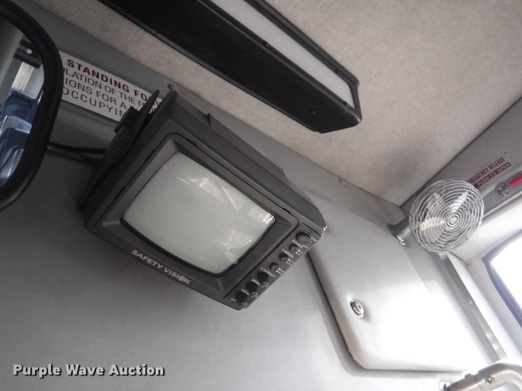 image for item J5508 2005 Ford E450 shuttle bus