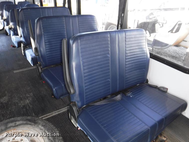 image for item J5508 2005 Ford E450 shuttle bus