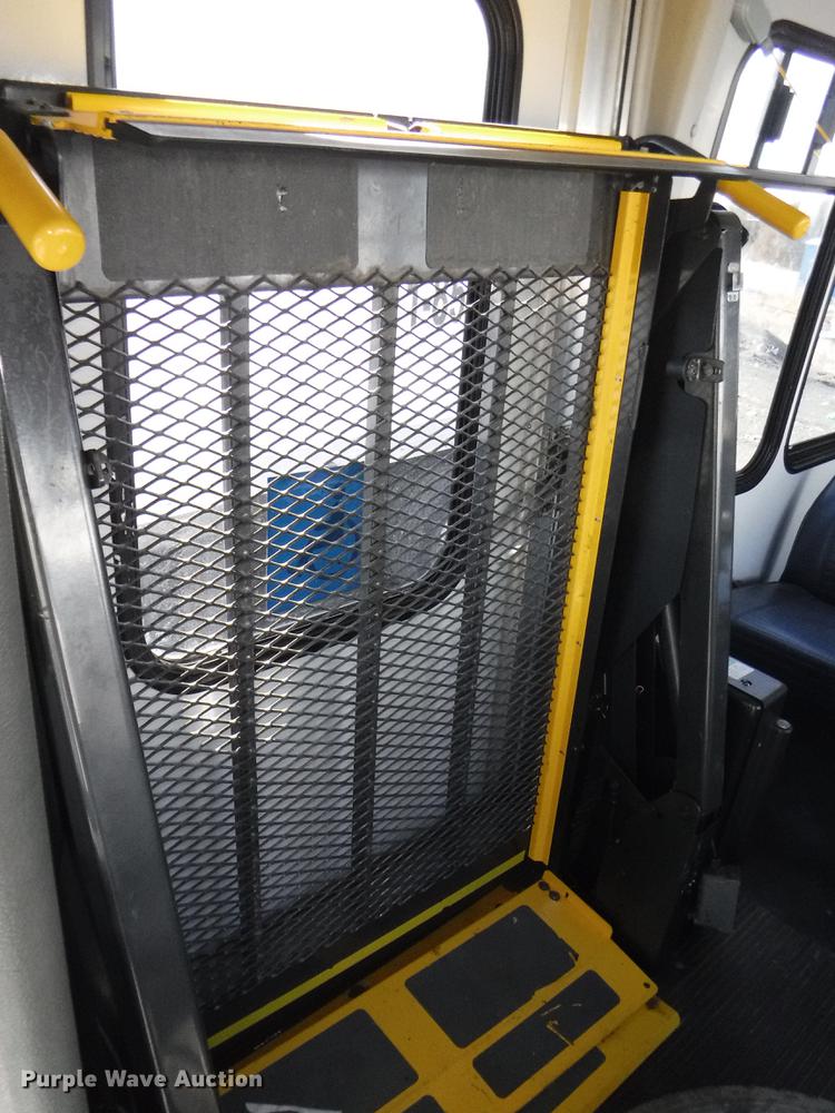 image for item J5508 2005 Ford E450 shuttle bus