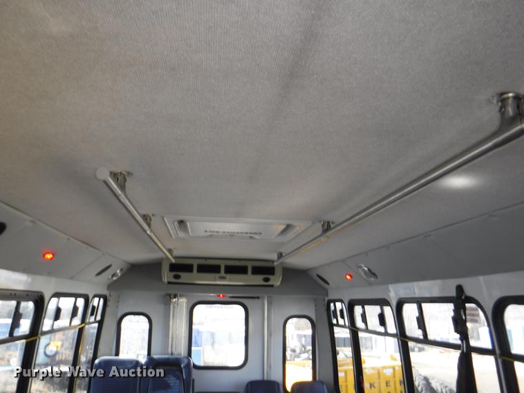 image for item J5508 2005 Ford E450 shuttle bus