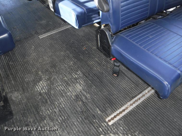 image for item J5508 2005 Ford E450 shuttle bus