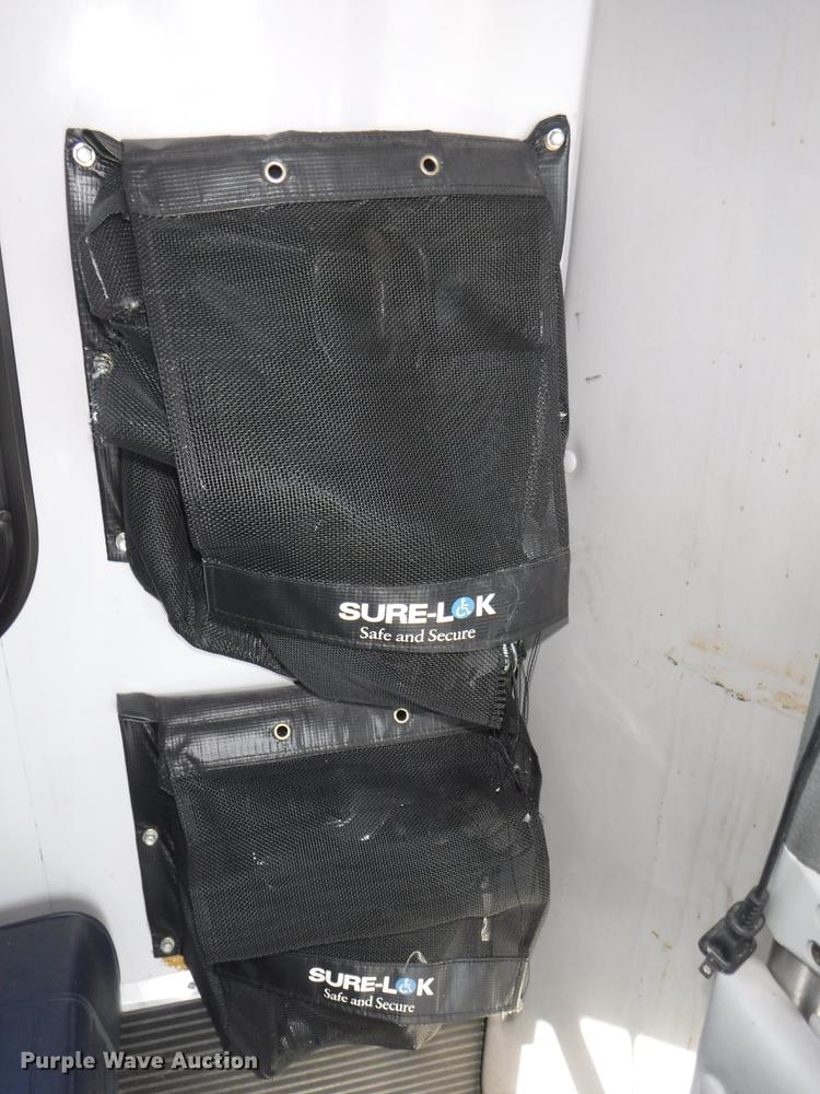 image for item J5508 2005 Ford E450 shuttle bus