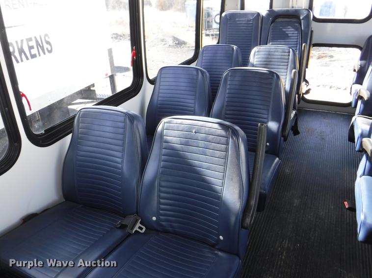 image for item J5508 2005 Ford E450 shuttle bus