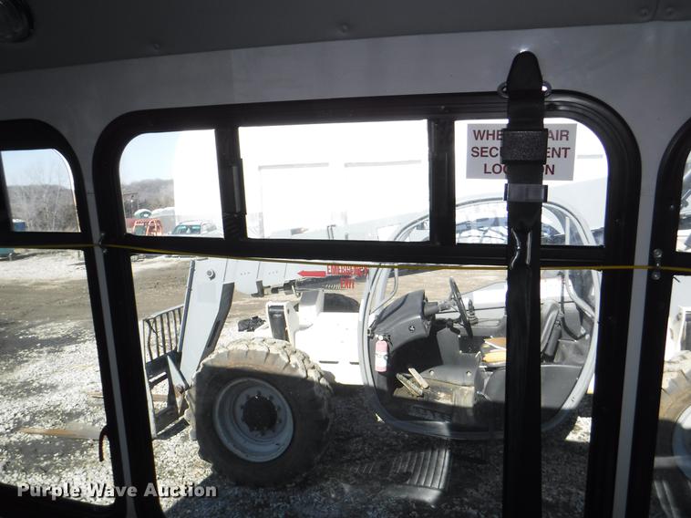 image for item J5508 2005 Ford E450 shuttle bus