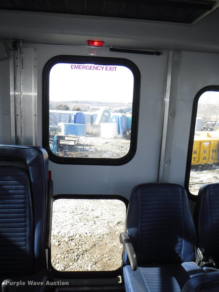 image for item J5508 2005 Ford E450 shuttle bus