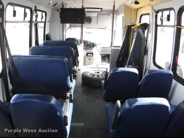 image for item J5508 2005 Ford E450 shuttle bus