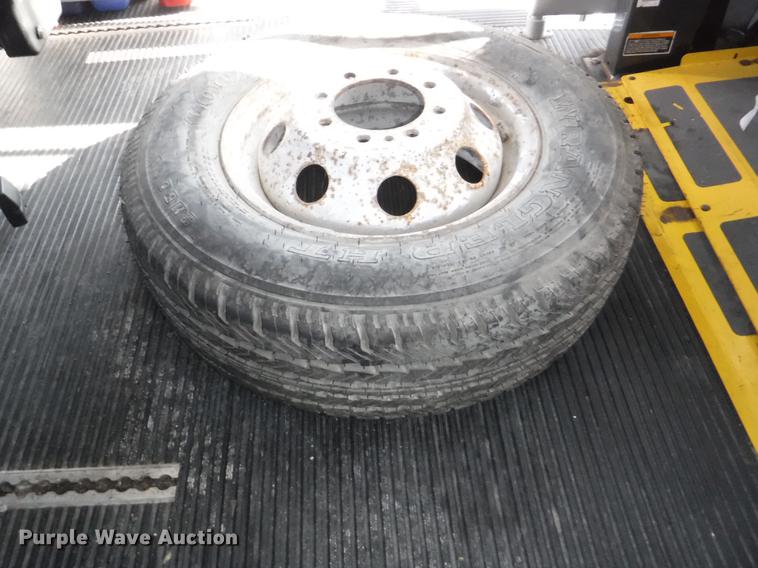 image for item J5508 2005 Ford E450 shuttle bus