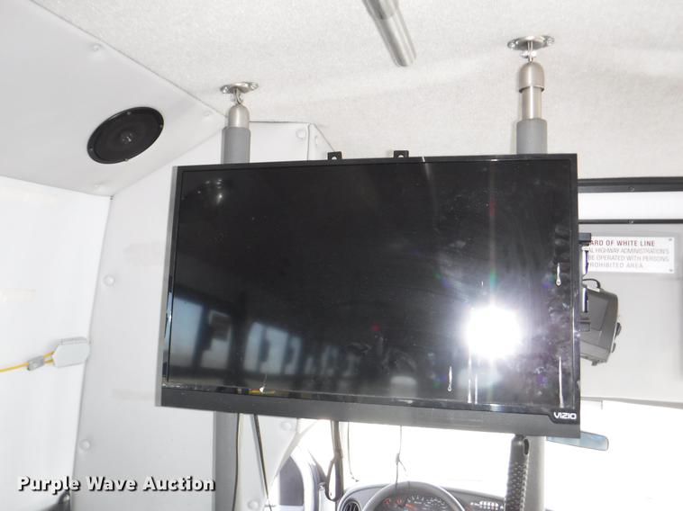 image for item J5508 2005 Ford E450 shuttle bus