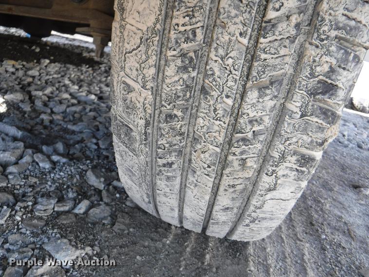 image for item J5508 2005 Ford E450 shuttle bus